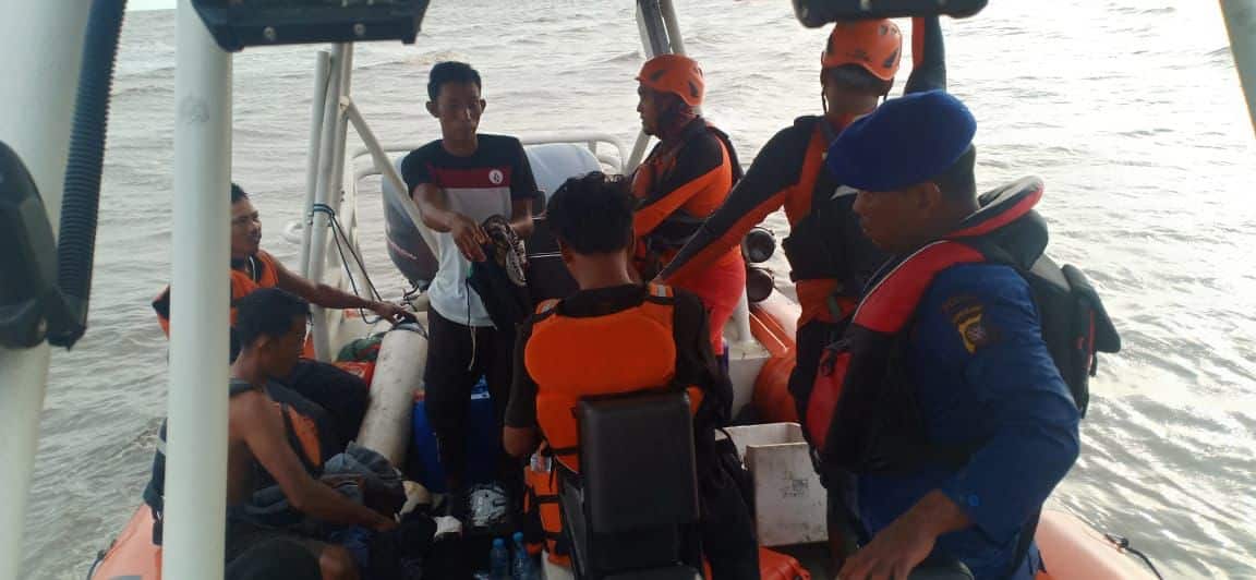 Upaya evakuasi terhadap keempat orang nelayan asal Kecamatan Teluk Pakedai yang sebelumnya dinyatakan hilang kontak, pada Kamis (01/06/23). (Foto: Polres Kubu Raya)