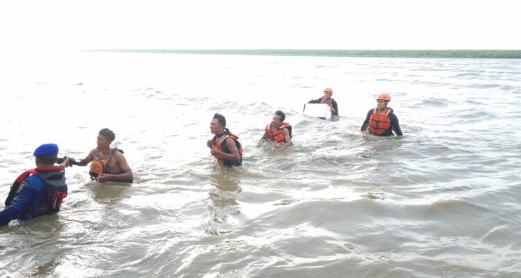 Evakuasi empat orang nelayan asal Desa Teluk Pakedai. (Foto: Tim SAR)
