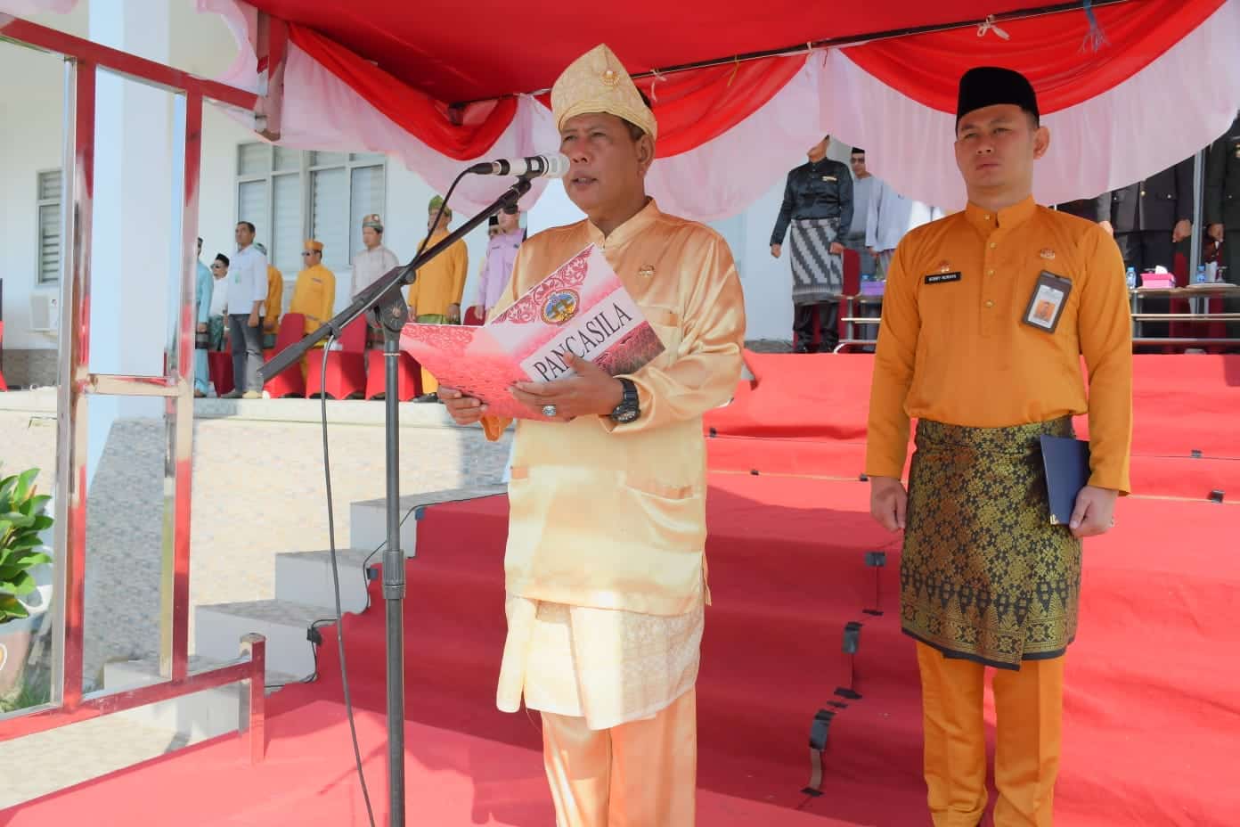 Bupati Kayong Utara, Citra Duani membacakan amanat Presiden RI dalam upacara peringatan Hari Lahir Pancasila tanggal 1 Juni 2023, di Halaman Kantor Bupati, Sukadana. (Foto: Prokopim)