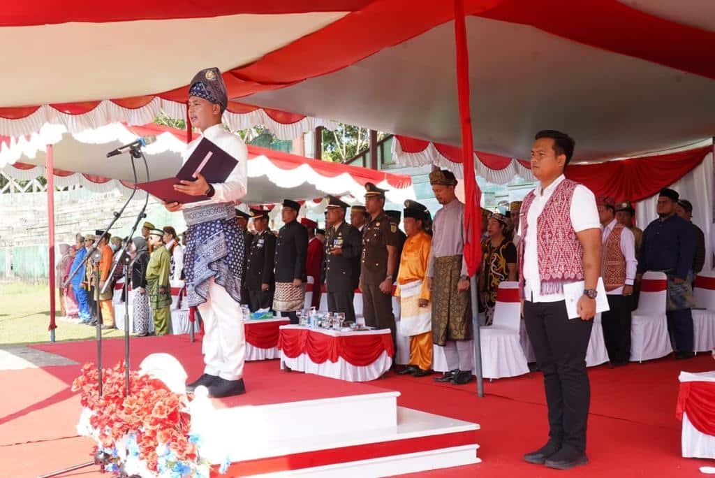 Wakil Bupati Kapuas Hulu, Wahyudi Hidayat bertindak sebagai inspektur upacara pada peringatan Hari Lahir Pancasila 1 Juni 2023. (Foto: Ishaq)