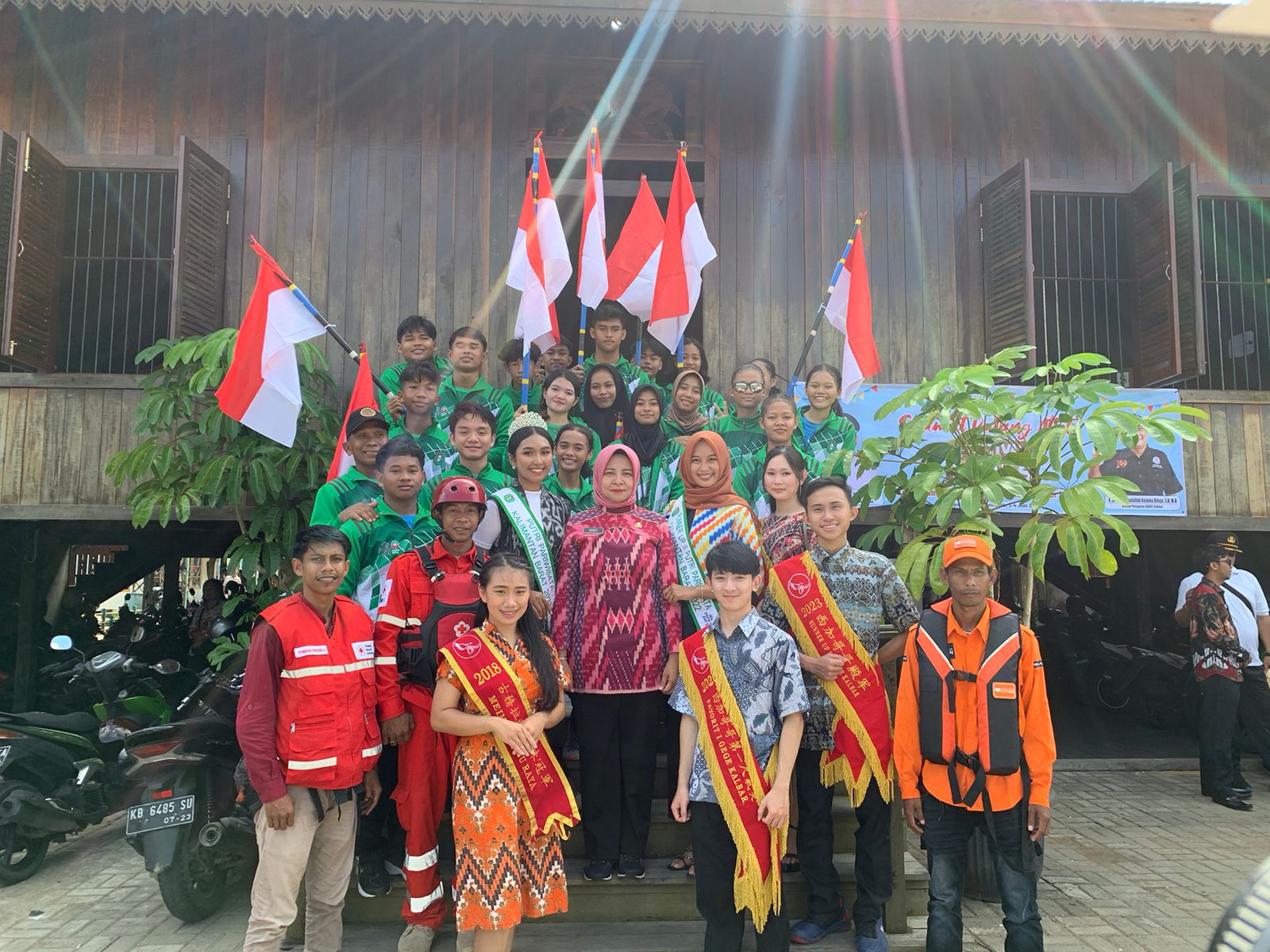 Kadisporapar Provinsi Kalbar, Windy Prihastari foto bersama di sela-sela Festival Kapuas Award 2023, di Kampung Wisata Caping, Kota Pontianak, Jumat (02/06/2023). (Foto: Indri)