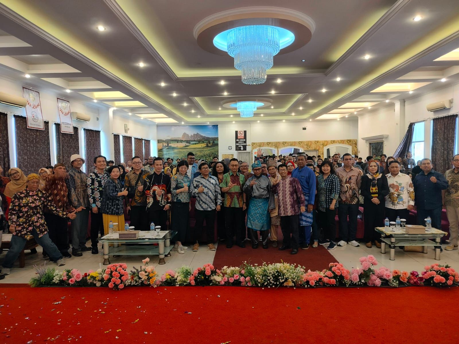 Wali Kota Pontianak, Edi Rusdi Kamtono foto bersama dalam kegiatan TKPR ke-7 tahun 2023 di Hotel 95 Pontianak, Jumat (02/06/2023). (Foto: Indri)