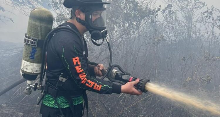Tim SAR Polda Kalbar ikut turun memadamkan api di lahan gambut di Dusun Mulyorejo, Desa Limbung, Kecamatan Sungai Raya, Kabupaten Kubu Raya. (Foto: Tim SAR)