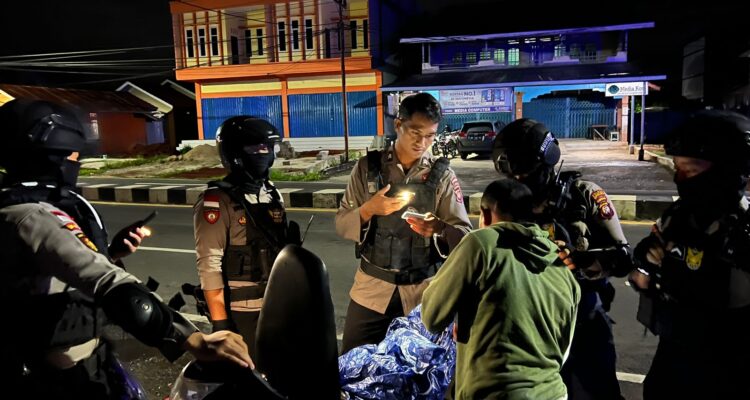 Patroli Diskresi Kepolisian dalam rangka harkamtibmas di Kecamatan Putussibau Utara dan Putussibau Selatan, Sabtu (03/06/2023) malam. (Foto: Ishaq)