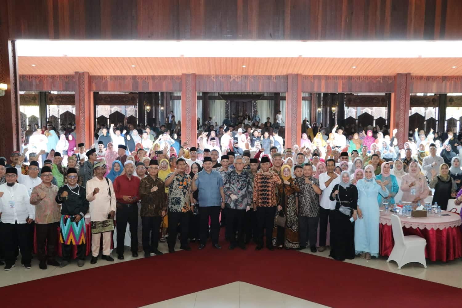 Gubernur Kalbar, Sutarmidji berfoto bersama dalam acara silaturahmi dan halal bihalal Warga Ketapang Perantauan di Pendopo Gubernur Kalbar, Minggu (04/06/2023) pagi. (Foto: Biro Adpim For KalbarOnline.com)