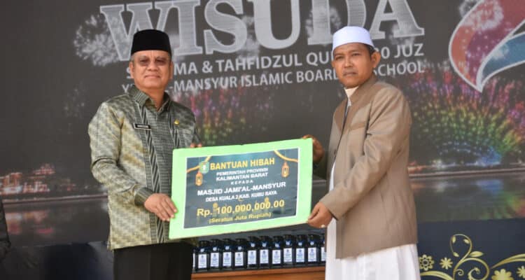 Sekretaris Daerah Provinsi Kalimantan Barat (Kalbar), Harisson menyerahkan dana hibah Pemerintah Provinsi Kalbar kepada Yayasan Pondok Pesantren (YPP) Al-Mansyur Kubu Raya, Minggu (04/06/2023). (Foto: Biro Adpim For KalbarOnline.com)