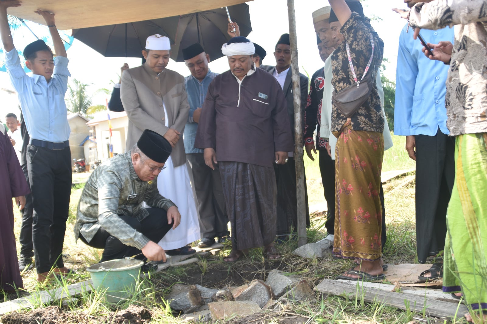 Sekretaris Daerah Provinsi Kalimantan Barat (Kalbar), Harisson melakukan peletakan batu pertama pembangunan Masjid Jami' Al-Mansyur, Minggu (04/06/2023). (Foto: Biro Adpim For KalbarOnline.com)