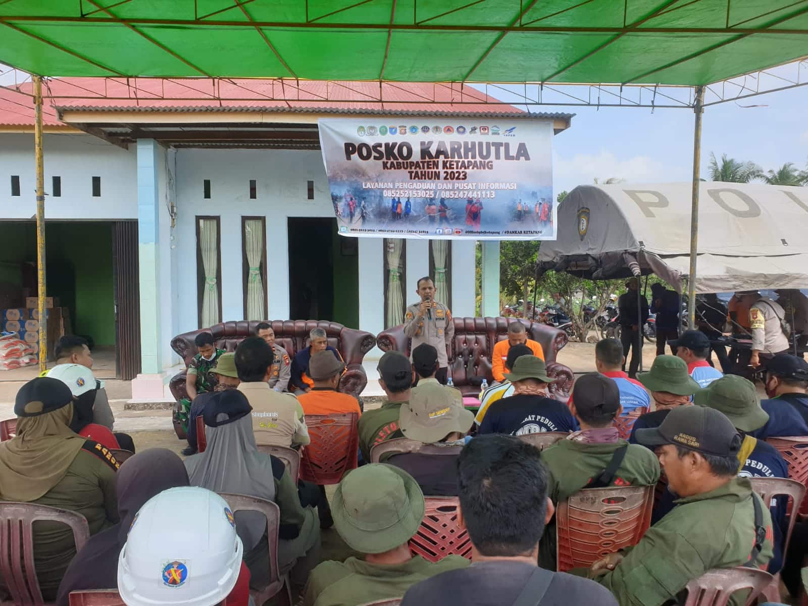 Kapolres Ketapang, AKBP Laba Meliala menyampaikan imbauan cegah potensi karhutla kepada masyarakat Desa Pelang. (Foto: Jauhari)