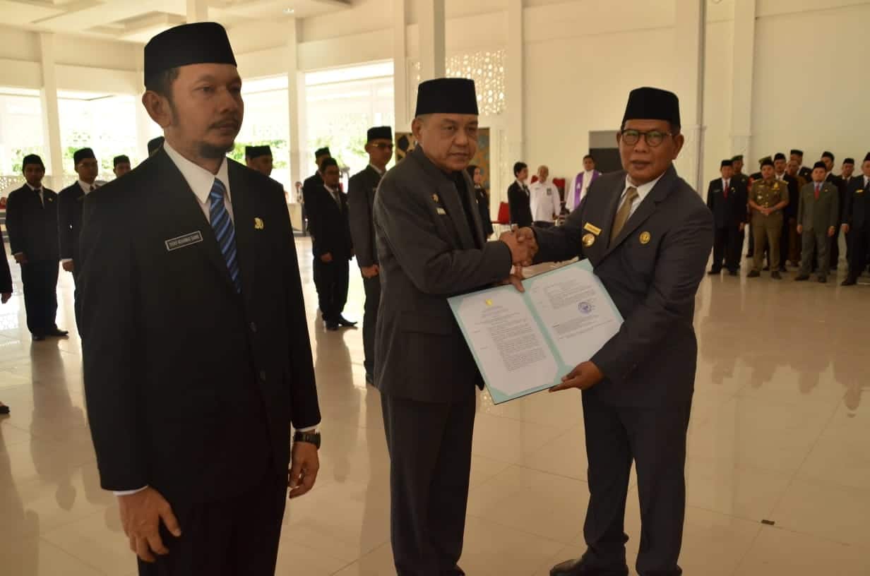 Bupati Kayong Utara, Citra Duani secara resmi melantik Oma Zulfithansyah sebagai Penjabat (Pj) Sekretaris Daerah Kayong Utara, di Aula Istana Rakyat, Kecamatan Sukadana, Senin (05/06/2023). (Foto: Prokopim)