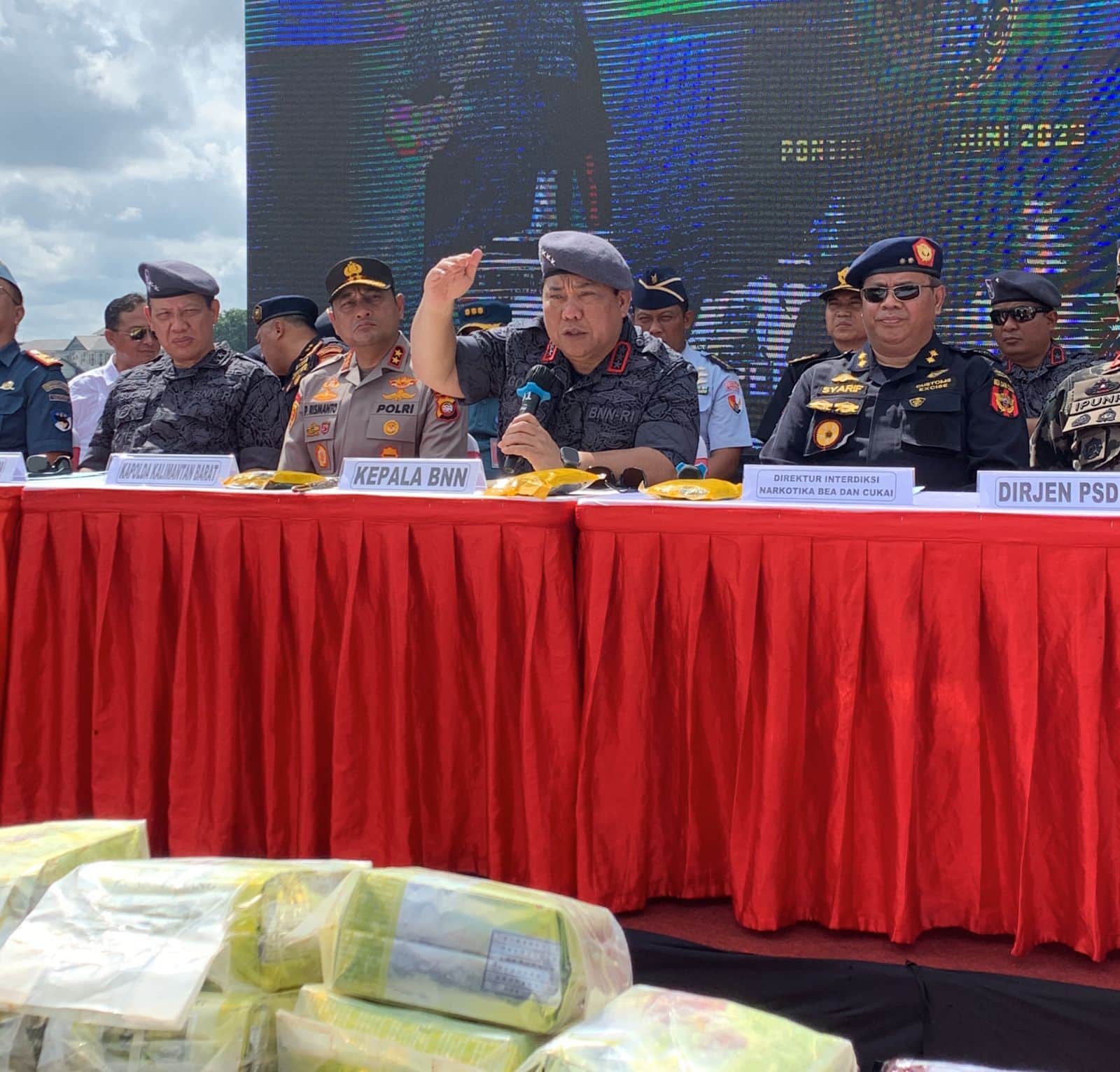 Konferensi pers penutupan Operasi Laut Interdiksi Terpadu 2023, di Pelabuhan Dwikora Pontianak, Kalbar, Selasa (06/06/2023). (Foto: Indri)