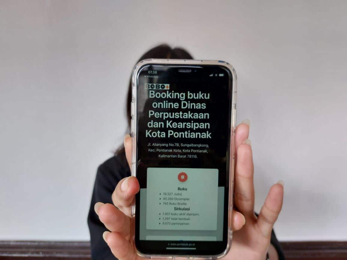 Website https://bobo.pontianak.go.id untuk pencarian buku. (Foto: Indri)