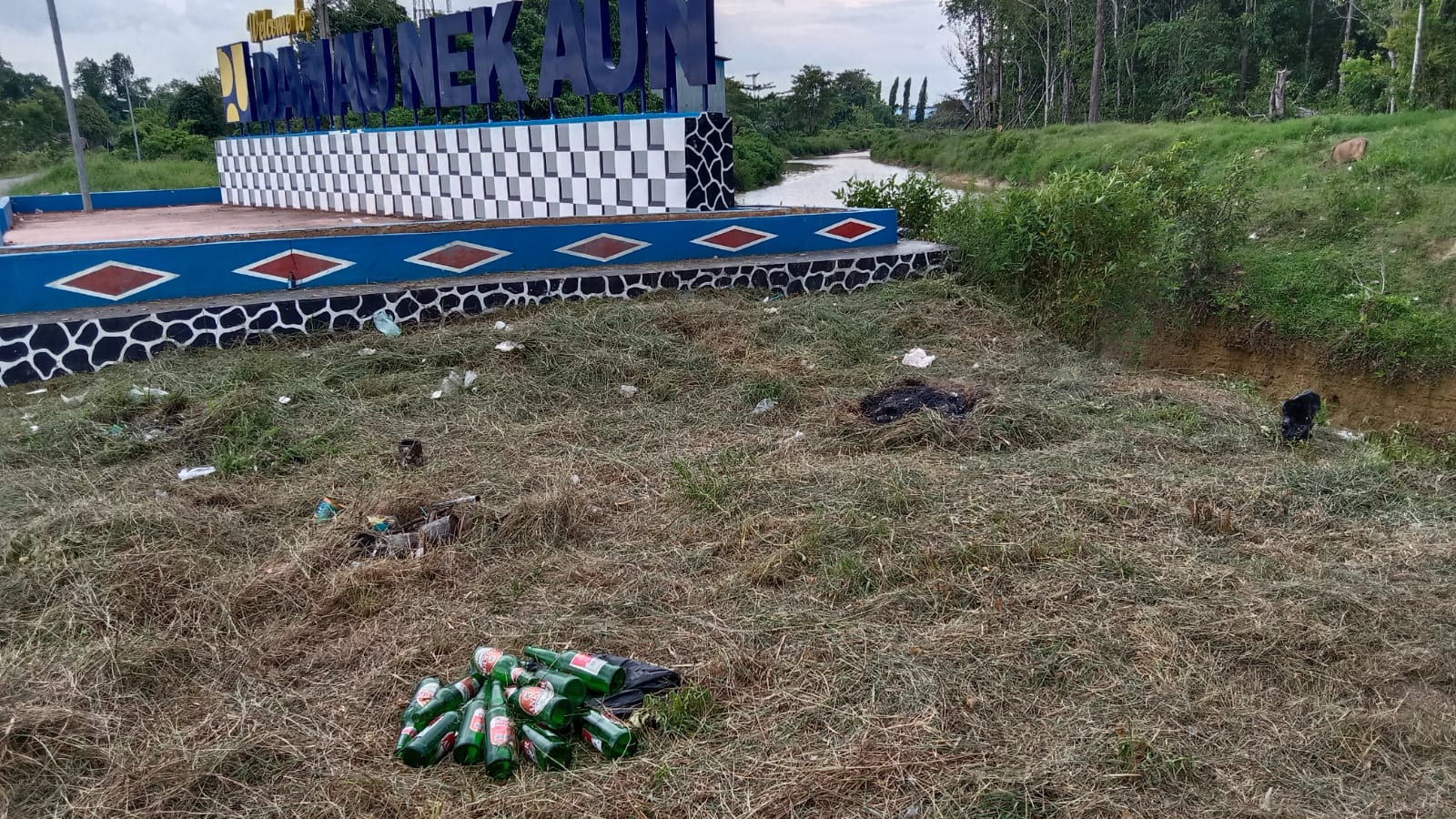 Tumpukan sampah di lokasi Danau Nek Aun yang terletak di Kawasan Kelurahan Hilir Kantor, Kecamatan Putussibau Utara, Kabupaten Kapuas Hulu. (Foto: Ishaq)