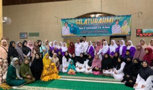 Gubernur Kalbar, Sutarmidji berfoto dengan masyarakat di Masjid Agung Syuhada Bengkayang, Rabu (07/06/2023) sore. (Foto: Jauhari)
