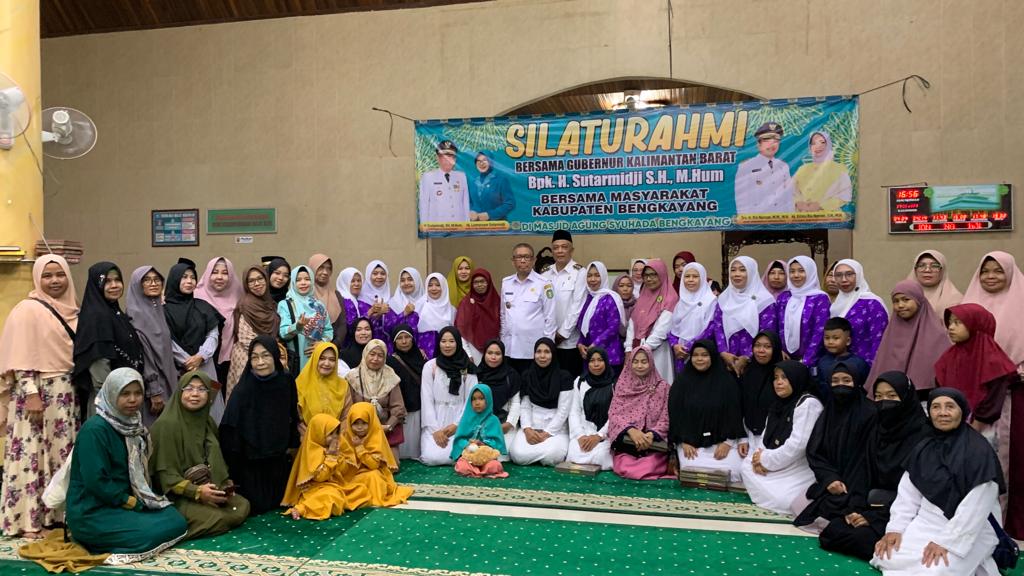 Gubernur Kalbar, Sutarmidji berfoto dengan masyarakat di Masjid Agung Syuhada Bengkayang, Rabu (07/06/2023) sore. (Foto: Jauhari)