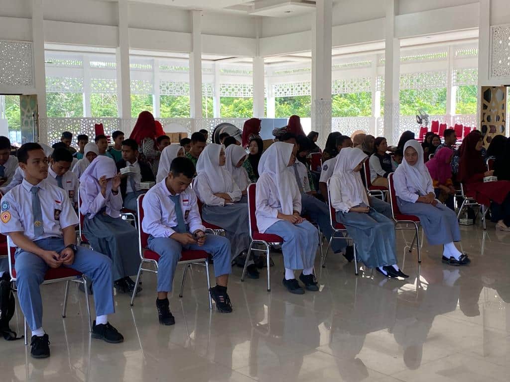 Sosialisasi Stunting Pranikah dan Penyerahan Santunan Kepada Anak Yatim, di Aula Istana Rakyat, Sukadana, Kamis (08/06/2023). (Foto: Prokopim)