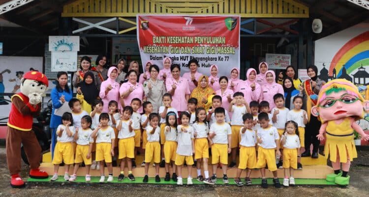 Sidokkes Polres Kapuas Hulu foto bersama anak-anak TK Kemala Bhayangkari 09 Putussibau. (Foto: Ishaq)