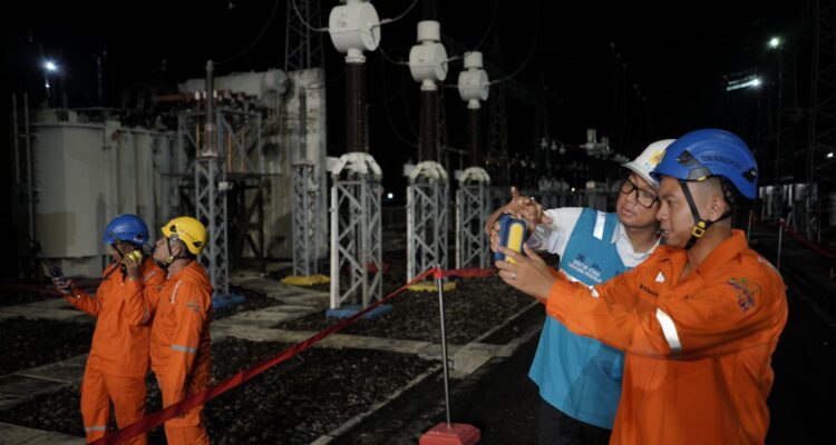 Direktur Utama PLN, Darmawan Prasodjo memantau keandalan listrik. (Foto: PLN)