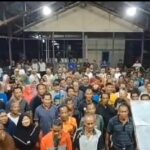 Forum Peduli Masyarakat Kecamatan Jongkong menolak camat baru dan tetap mempertahankan camat lama, Jabaruddin. (Foto: Ishaq/KalbarOnline.com)
