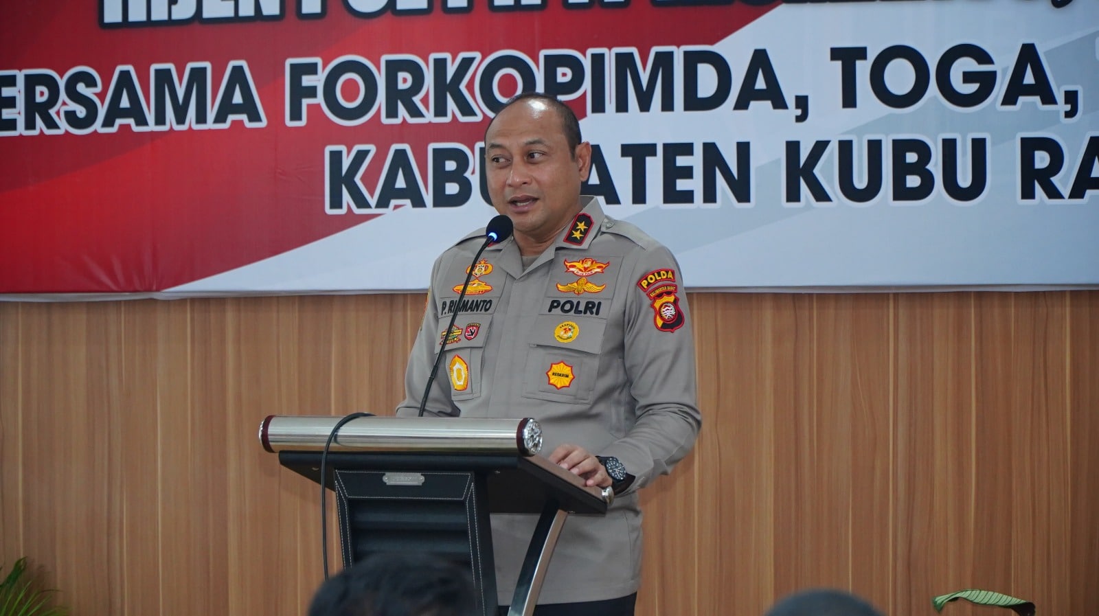 Kapolda Kalimantan Barat, Irjen Pol Pipit Rismanto memberikan kata sambutan saat kunjungan kerja ke Polres Kubu Raya, Senin (12/06/2023). (Foto: Polres Kubu Raya)