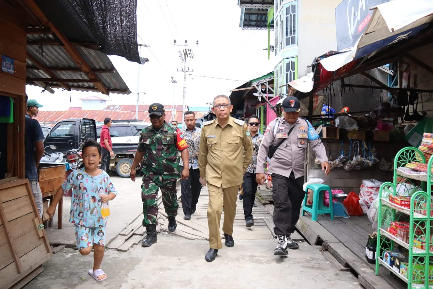 Gubernur Kalbar, Sutarmidji saat mengunjungi Kecamatan Jongkong beberapa waktu lalu. (Foto: Biro Adpim For KalbarOnline.com)