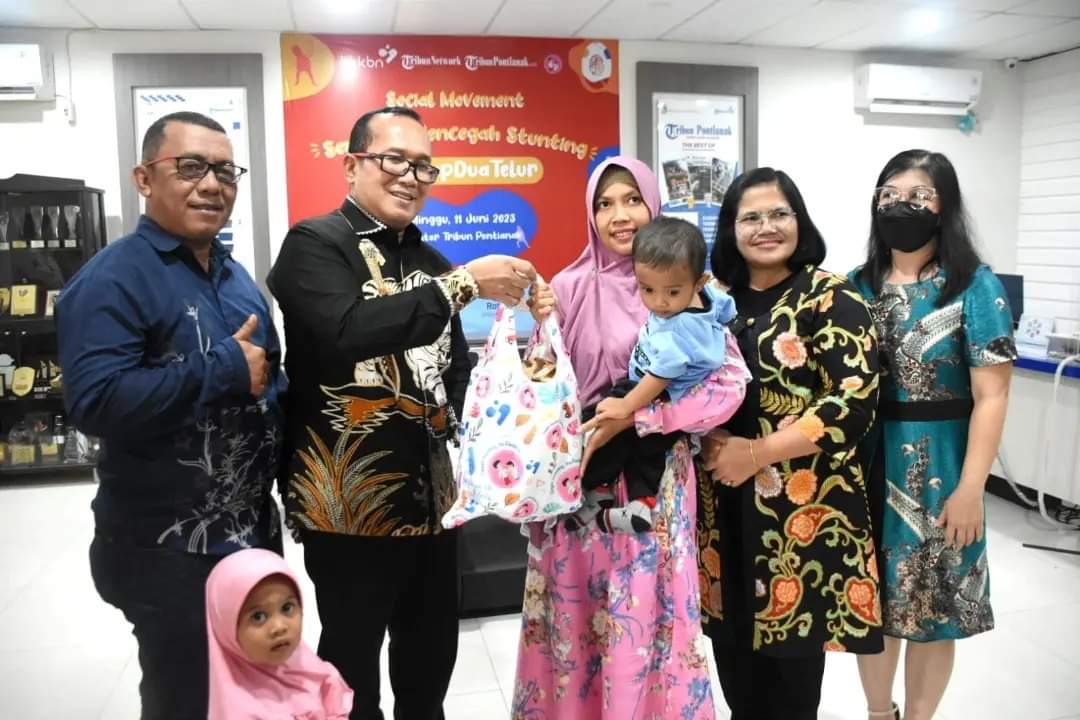 Wakil Bupati Kubu Raya, Sujiwo menyerahkan bantuan telur melalui program Social Movement Semesta Mencegah Stunting di Kalbar. (Foto: Istimewa)