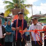 Bupati Kapuas Hulu, Fransiskus Diaan meresmikan Kantor Desa Nanga Semangut, Kecamatan Bunut Hulu, Rabu (14/06/2023). (Foto: Ishaq)