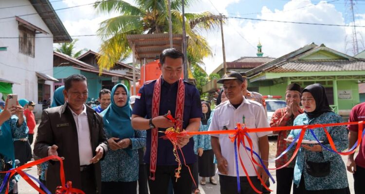 Bupati Kapuas Hulu, Fransiskus Diaan meresmikan Kantor Desa Nanga Semangut, Kecamatan Bunut Hulu, Rabu (14/06/2023). (Foto: Ishaq)