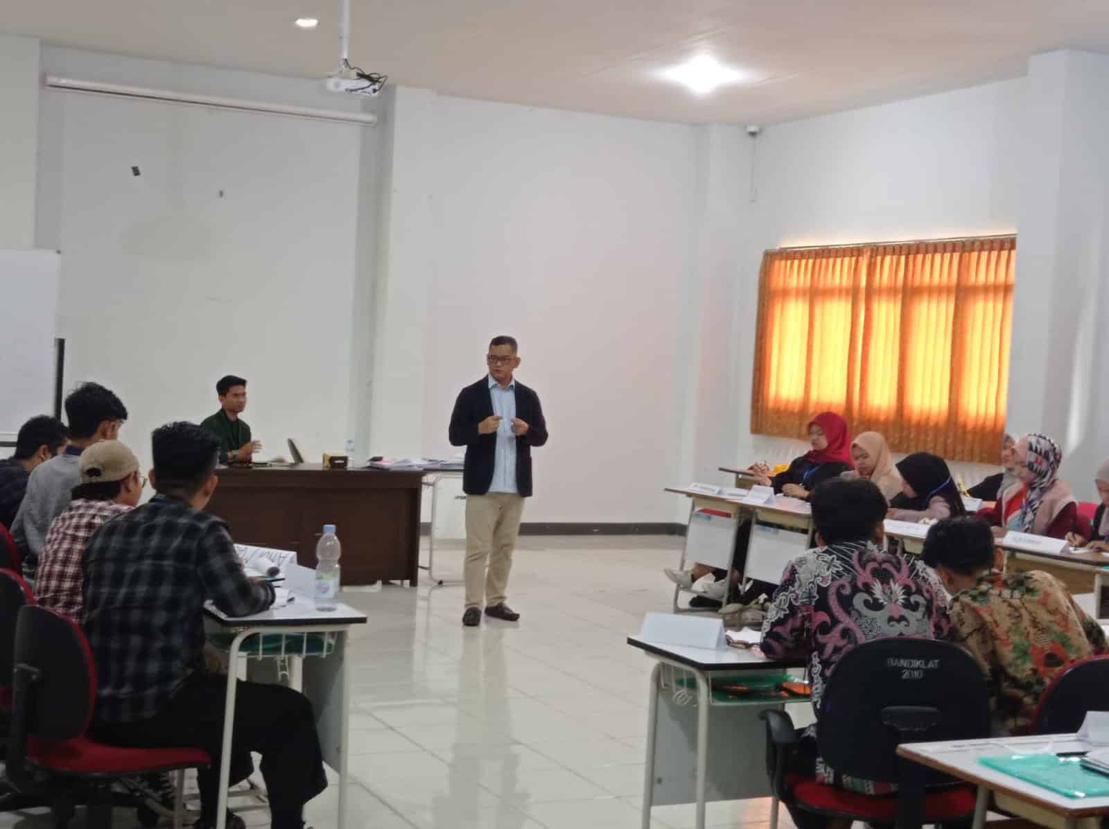 Intermediate training dengan tema "Peran dan Fungsi Pemuda Dalam Upaya Mendukung Ekonomi Berkelanjutan" di Gedung BPSDM Provinsi Kalimantan Barat. (Foto: Istimewa)