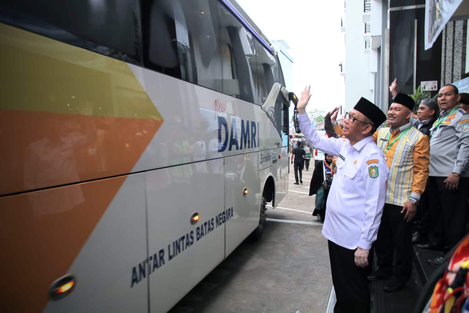 Gubernur Kalbar, Sutarmidji melepas keberangkatan CJH Kalbar kloter pertama ke Embarkasi Batam, Rabu (14/06/2023) pagi, di halaman depan lobi Hotel Orchard Pontianak. (Foto: Biro Adpim For KalbarOnline.com)