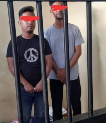 2 pelaku narkoba, ES (baju putih) dan DHU, yang ditangkap di Jalan Nek Aun, Kelurahan Hilir Kantor, Kecamatan Putussibau Utara. (Foto: Ishaq)