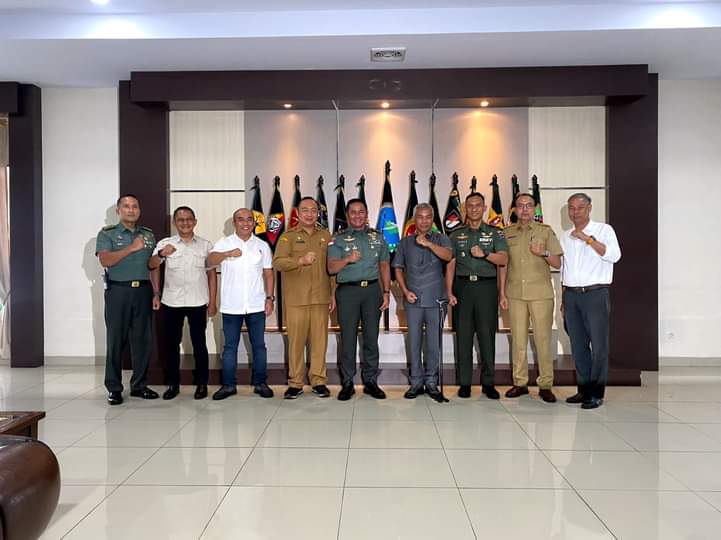 Foto bersama di Lobby Kehormatan Makodam XII/Tanjungpura Kabupaten Kubu Raya, Selasa (13/06/2023). (Foto: Adi LC)