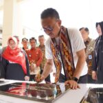 Wali Kota Pontianak, Edi Rusdi Kamtono meresmikan pembangunan dua gedung SMP, satu SD dan satu TK. (Foto: Indri)