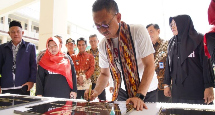 Wali Kota Pontianak, Edi Rusdi Kamtono meresmikan pembangunan dua gedung SMP, satu SD dan satu TK. (Foto: Indri)