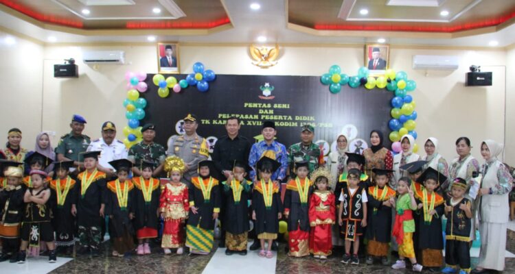 Sejumlah pejabat tinggi di Kabupaten Kapuas Hulu menghadiri wisuda siswa-siswi TK Kartika XVII-14 Kodim 1206/Psb, Kamis (15/06/2023). (Foto: Ishaq)