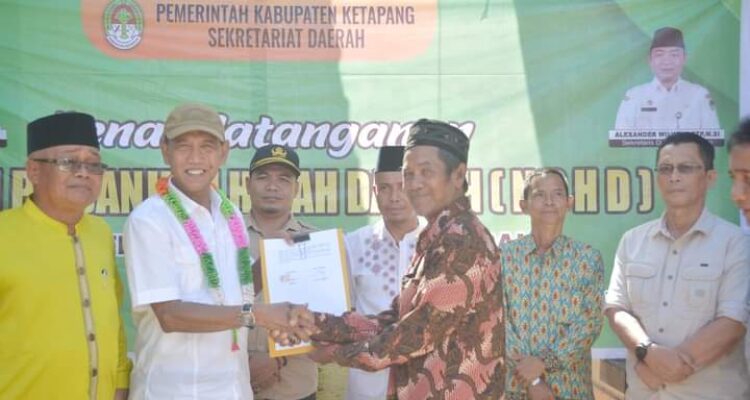 Wabup Ketapang, Farhan menyerahkan bantuan hibah untuk tiga masjid di Kecamatan Sandai. (Foto: Adi LC)