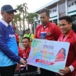 Gubernur Kalbar, Sutarmidji menyerahkan apresiasi berupa uang pembinaan secara simbolis kepada atlet para powerlifting berprestasi asal Kalbar yang tergabung dalam Timnas Indonesia di ajang ASEAN Para Games Kamboja 2023. (Foto: Biro Adpim For KalbarOnline.com)