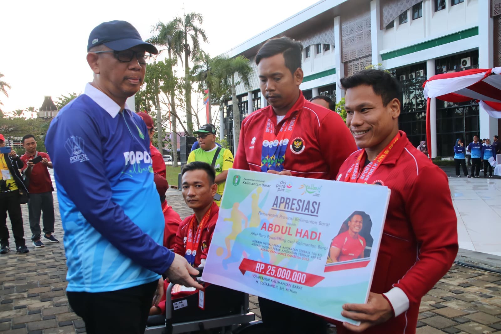 Gubernur Kalbar, Sutarmidji menyerahkan apresiasi berupa uang pembinaan secara simbolis kepada atlet para powerlifting berprestasi asal Kalbar yang tergabung dalam Timnas Indonesia di ajang ASEAN Para Games Kamboja 2023. (Foto: Biro Adpim For KalbarOnline.com)