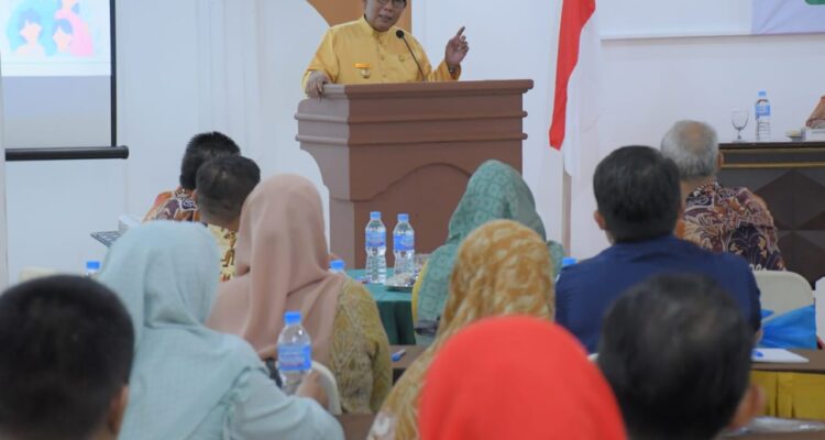 Bupati KKU, Citra Duani membuka Rakor Pengendalian Penduduk, Keluarga Berencana dan Keluarga Sejahtera se-Provinsi Kalimantan Barat Tahun 2023, di Mahkota Hotel, Kecamatan Sukadana. (Foto: Prokopim)