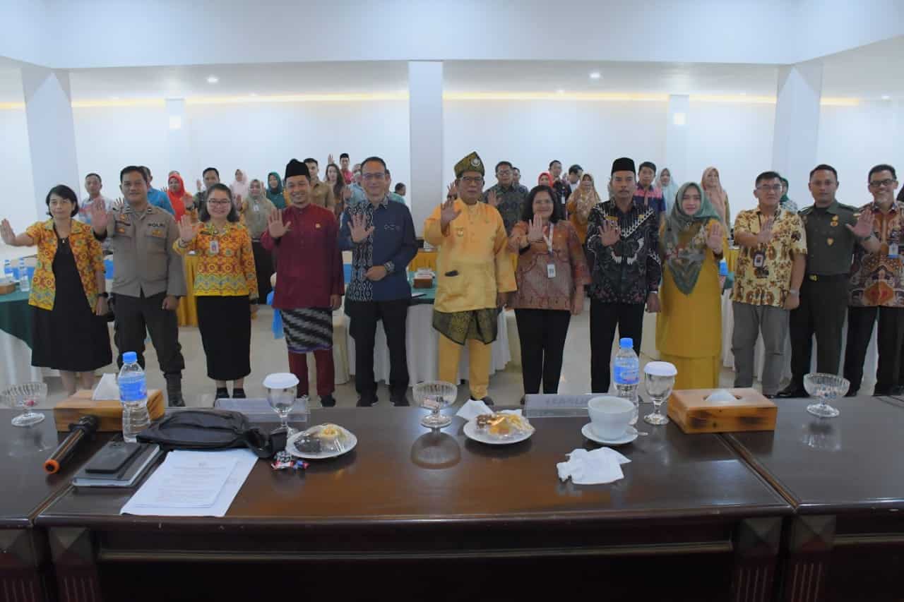 Bupati KKU, Citra Duani foto bersama peserta Rakor Pengendalian Penduduk, Keluarga Berencana dan Keluarga Sejahtera se-Provinsi Kalimantan Barat Tahun 2023, di Mahkota Hotel, Kecamatan Sukadana. (Foto: Prokopim)