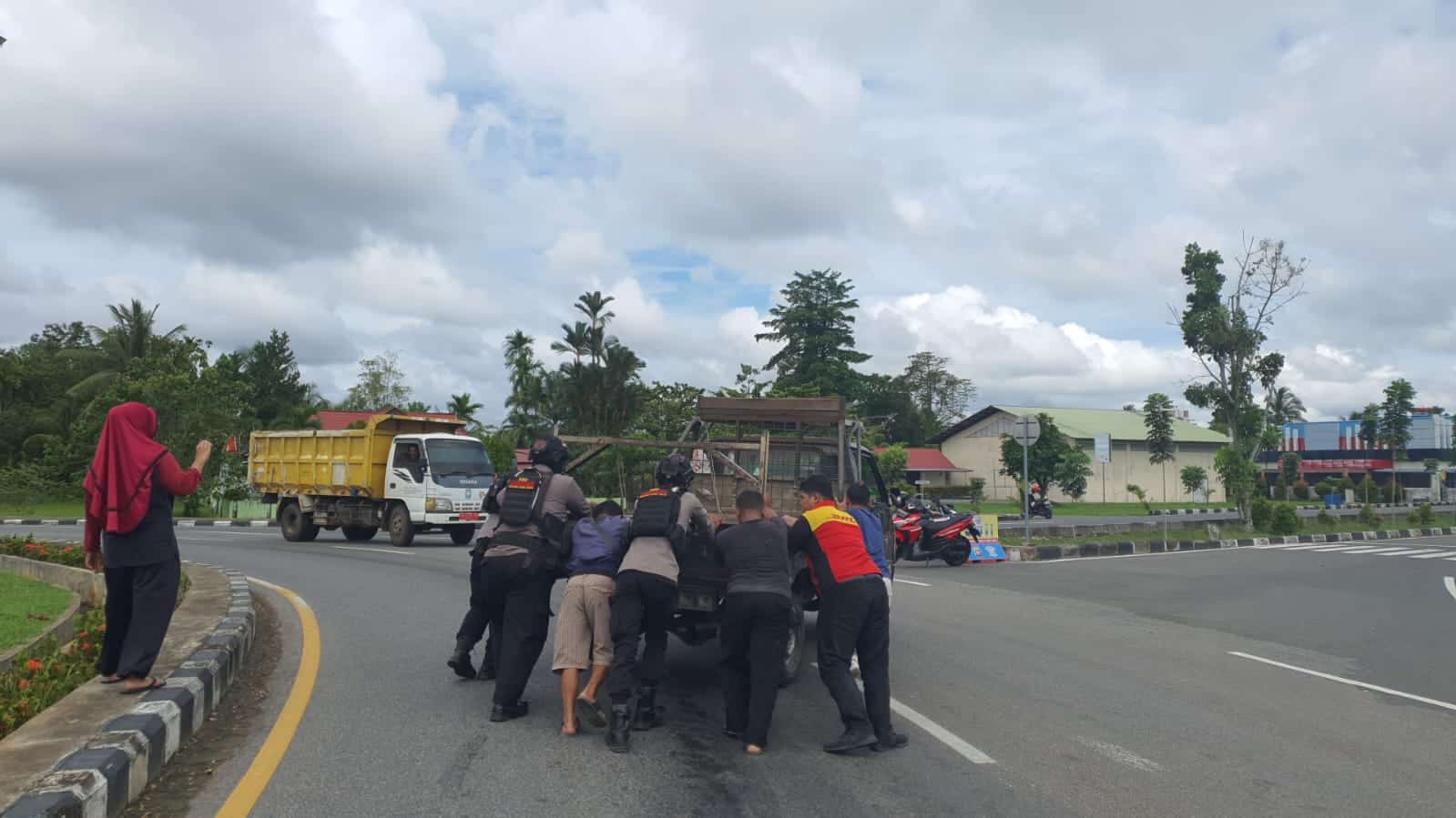 Petugas melakukan evakuasi mobil pick up yang mengalami laka tunggal di Bundaran Supadio Kubu Raya. (Foto: Polres Kubu Raya)