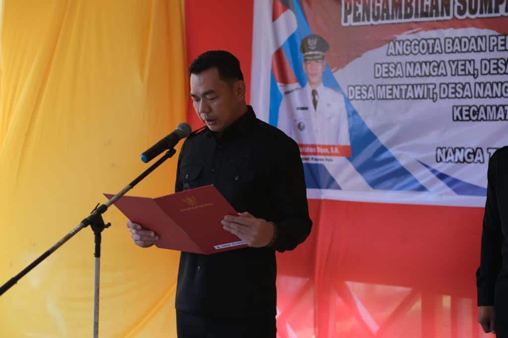 Bupati Kapuas Hulu, Fransiskus Diaan melantik anggota BPD di 6 Desa, Kecamatan Hulu Gurung. (Foto: Ishaq)