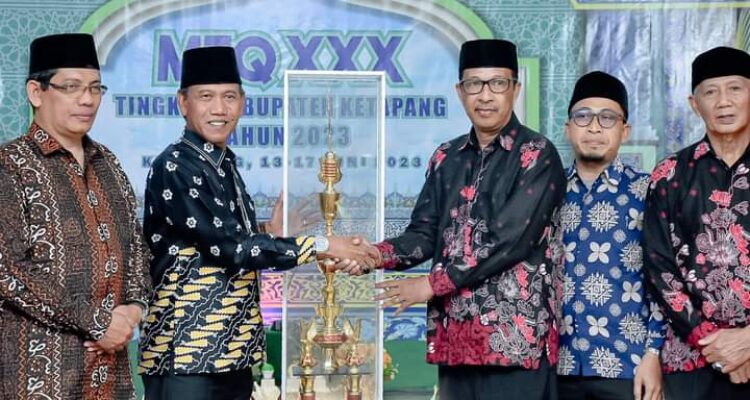 Wakil Bupati Ketapang, Farhan menyerahkan piala kepada juara umum MTQ ke-XXX Tingkat Kabupaten Ketapang. (Foto: Adi LC)