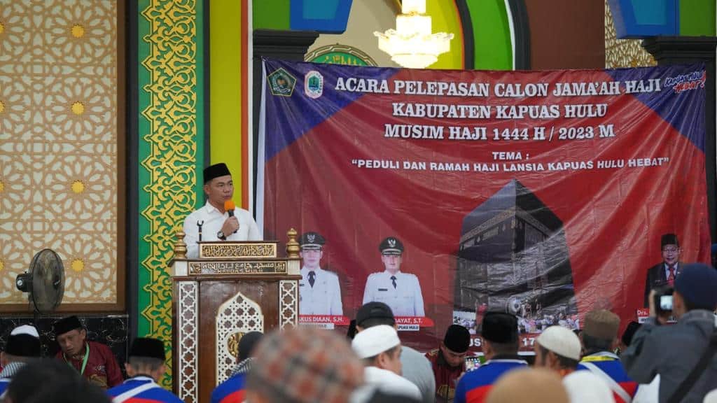 Bupati Kapuas Hulu, Fransiskus Diaan memberikan arahan sebelum melepas keberangkatan Calon Jemaah Haji (CJH) Kabupaten Kapuas Hulu, di Masjid Agung Darunnajah Putussibau, Sabtu (17/06/2023). (Foto: Ishaq)