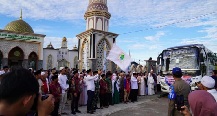 Bupati Kapuas Hulu, Fransiskus Diaan melepas keberangkatan Calon Jemaah Haji (CJH) Kabupaten Kapuas Hulu, di depan Masjid Agung Darunnajah Putussibau, Sabtu (17/06/2023). (Foto: Ishaq)