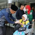 Gubernur Kalimantan Barat, Sutarmidji mengantar salah satu peserta calon haji menaiki bus menuju Bandara Supadio, di depan Hotel Orchardz Perdana Pontianak, Sabtu (17/06/2023). (Foto: Prokopim For KalbarOnline.com)