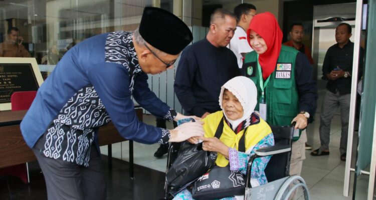 Gubernur Kalimantan Barat, Sutarmidji mengantar salah satu peserta calon haji menaiki bus menuju Bandara Supadio, di depan Hotel Orchardz Perdana Pontianak, Sabtu (17/06/2023). (Foto: Prokopim For KalbarOnline.com)