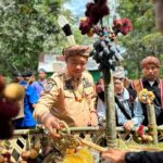 Sekda Ketapang, Alexander Wilyo menghadiri upacara adat menjangkap buah di Setipayan, Desa Penyarang, Kecamatan Jelai Hulu, Jumat (16/06/2023). (Foto: Adi LC)