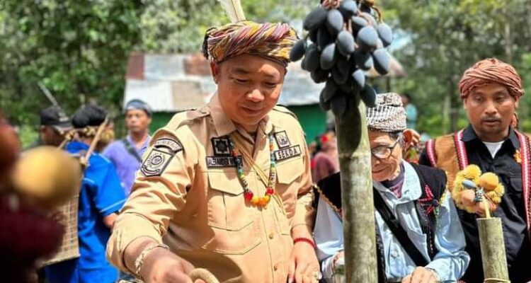 Sekda Ketapang, Alexander Wilyo menghadiri upacara adat menjangkap buah di Setipayan, Desa Penyarang, Kecamatan Jelai Hulu, Jumat (16/06/2023). (Foto: Adi LC)