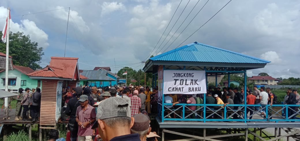 Aksi masa FPMKJ di halaman Kantor Camat Jongkong, Kabupaten Kapuas Hulu, Senin (19/06/2023). (Foto: Ishaq)