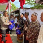Wakapolda Kalimantan Barat, Brigjen Pol Asep Safrudin menyerahkan secara simbolis bantuan paket 7000 sembako kepada masyarakat Kalbar. (Foto: Indri)